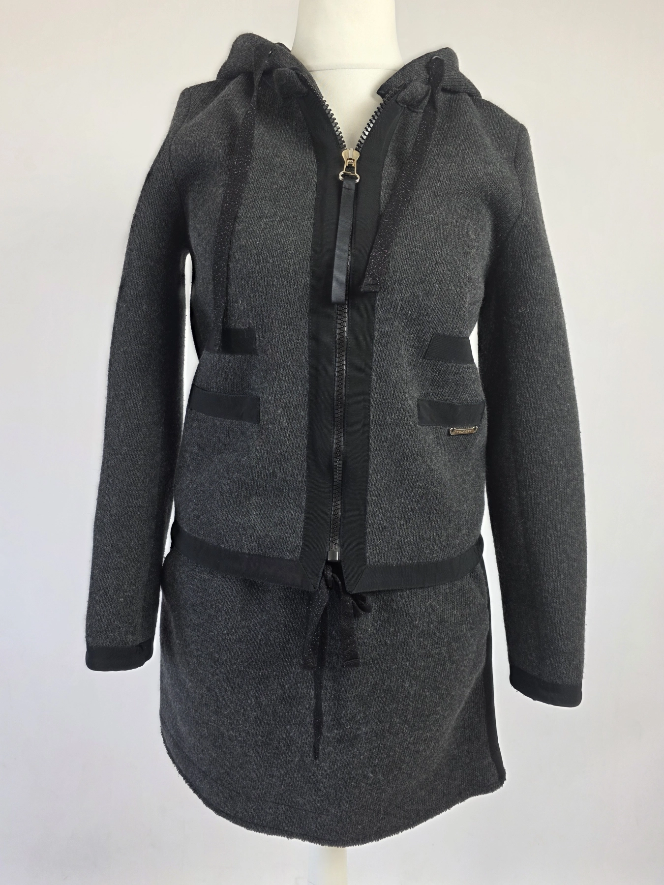 Dwuczęściowy komplet damski Twinset z bluzą i spódnicą to idealny wybór dla kobiet ceniących włoski styl, wygodę oraz elegancję na co dzień