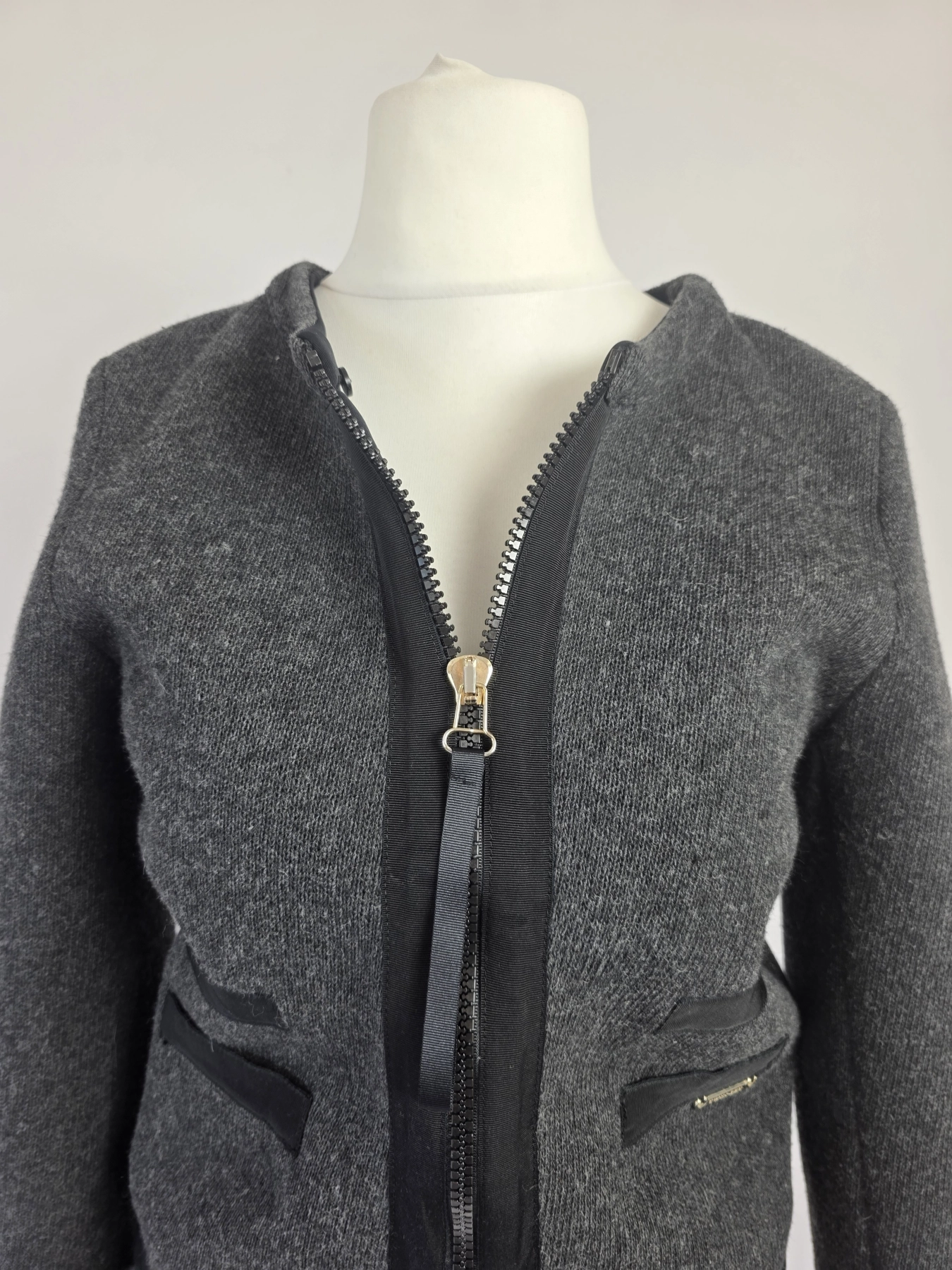 Dwuczęściowy komplet damski Twinset z bluzą i spódnicą to idealny wybór dla kobiet ceniących włoski styl, wygodę oraz elegancję na co dzień