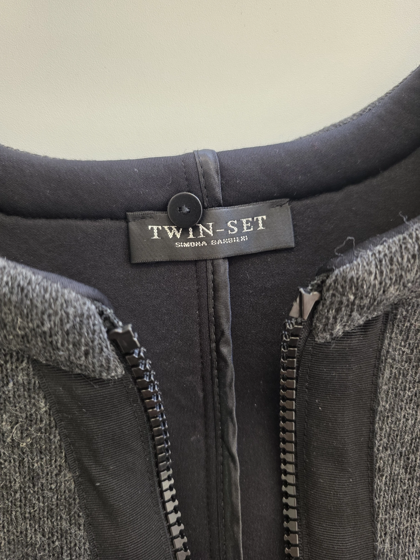 Dwuczęściowy komplet damski Twinset z bluzą i spódnicą to idealny wybór dla kobiet ceniących włoski styl, wygodę oraz elegancję na co dzień