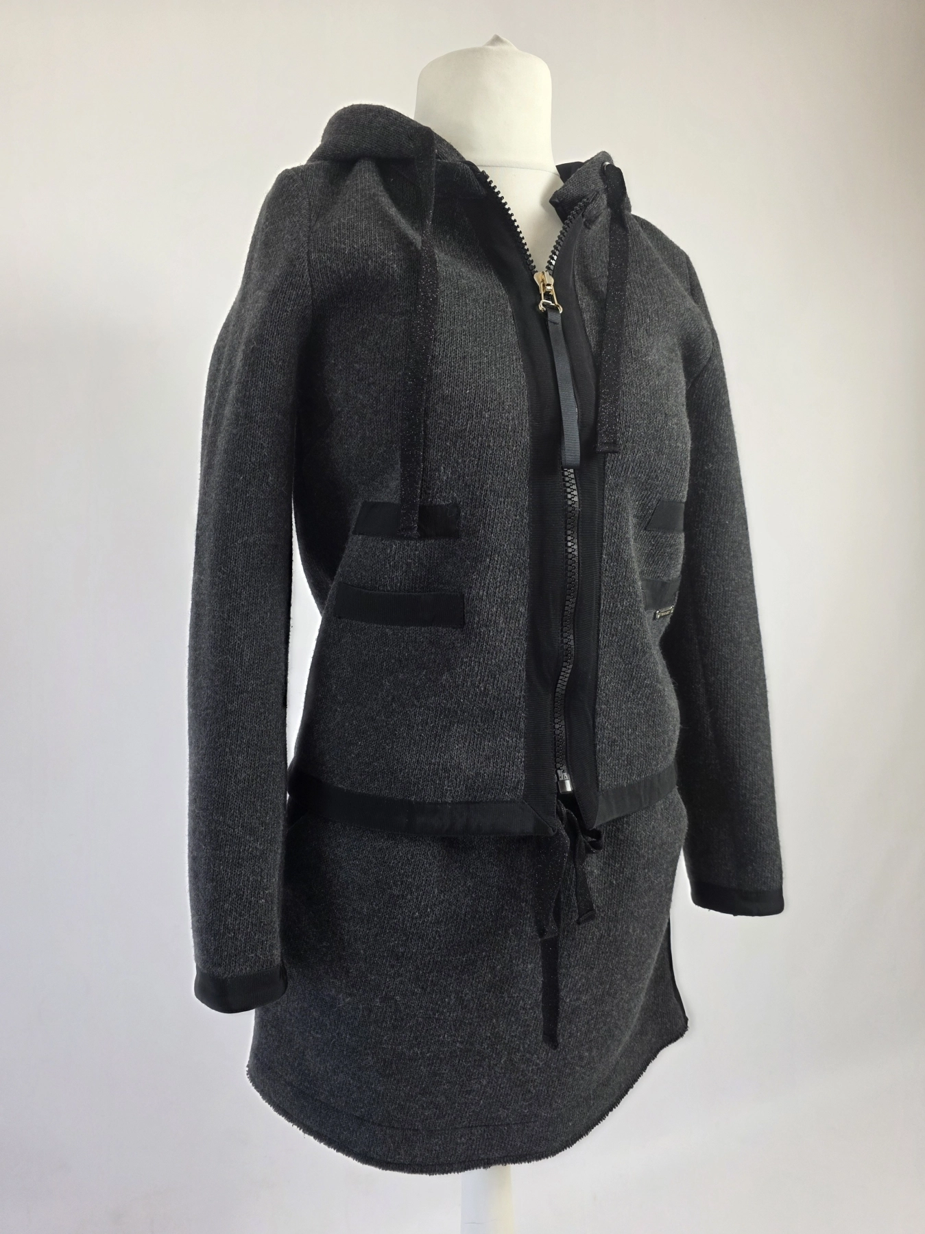 Dwuczęściowy komplet damski Twinset z bluzą i spódnicą to idealny wybór dla kobiet ceniących włoski styl, wygodę oraz elegancję na co dzień