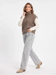 Damski komplet stylizacyjny z wełnianą kamizelką z alpaką MSCH Copenhagen, klasycznym longsleevem oraz szarymi jeansami z szeroką nogawką Never Denim