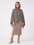 Elegancki zestaw kobiecy premium z czarną bluzką Simple, wełnianą prążkowaną spódnicą midi Claudia Sträter oraz dzianinowym ponczo w paski, idealny na chłodniejsze dni