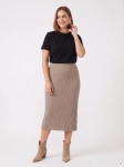 Elegancki zestaw kobiecy premium z czarną bluzką Simple, wełnianą prążkowaną spódnicą midi Claudia Sträter oraz dzianinowym ponczo w paski, idealny na chłodniejsze dni