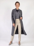 Elegancki komplet damski ze szarym kardiganem Zara Knit, koszulą Tom Tailor, spodniami oraz ozdobną broszką to stylowa stylizacja na co dzień i do pracy