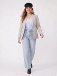 Kompletna damska stylizacja premium składająca się z marynarki w kratkę, t-shirtu Tommy Hilfiger z dekoltem V oraz jeansów Zara z wysokim stanem