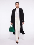 Stylowy komplet damski skomponowany przez stylistkę, składający się z długiego kardiganu Niumi, białej bluzki oraz jasnych spodni G-Star RAW z broszką