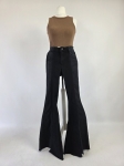 Damska stylizacja ze spodniami dzwonami Salsa Jeans, brązowym topem oraz koszulą w kratkę MOUS to idealny zestaw w stylu retro na co dzień