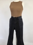 Damska stylizacja ze spodniami dzwonami Salsa Jeans, brązowym topem oraz koszulą w kratkę MOUS to idealny zestaw w stylu retro na co dzień
