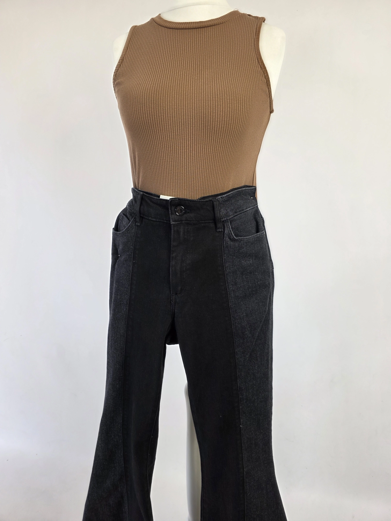 Damska stylizacja ze spodniami dzwonami Salsa Jeans, brązowym topem oraz koszulą w kratkę MOUS to idealny zestaw w stylu retro na co dzień