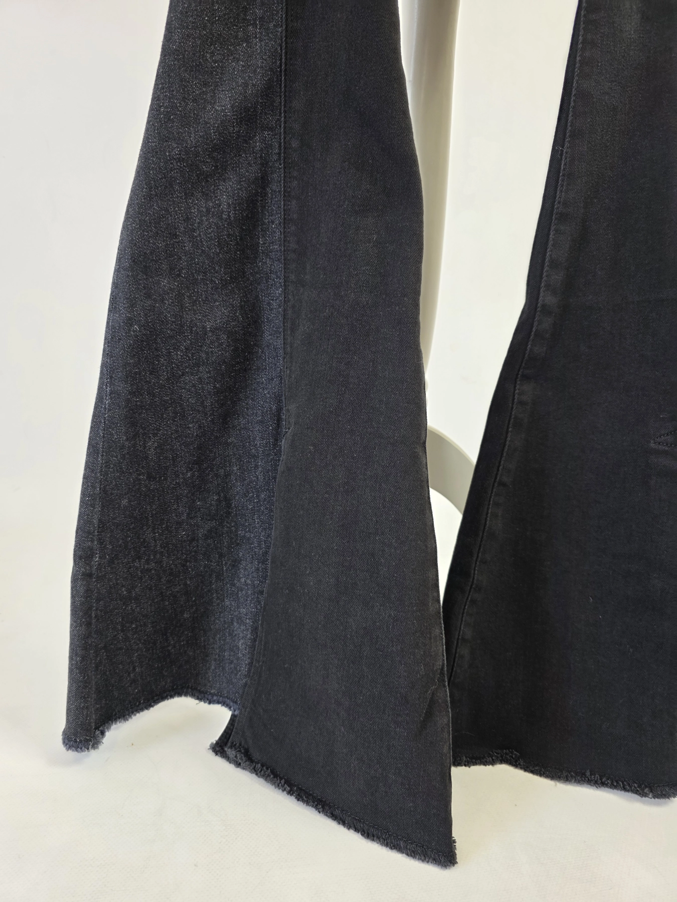 Damska stylizacja ze spodniami dzwonami Salsa Jeans, brązowym topem oraz koszulą w kratkę MOUS to idealny zestaw w stylu retro na co dzień