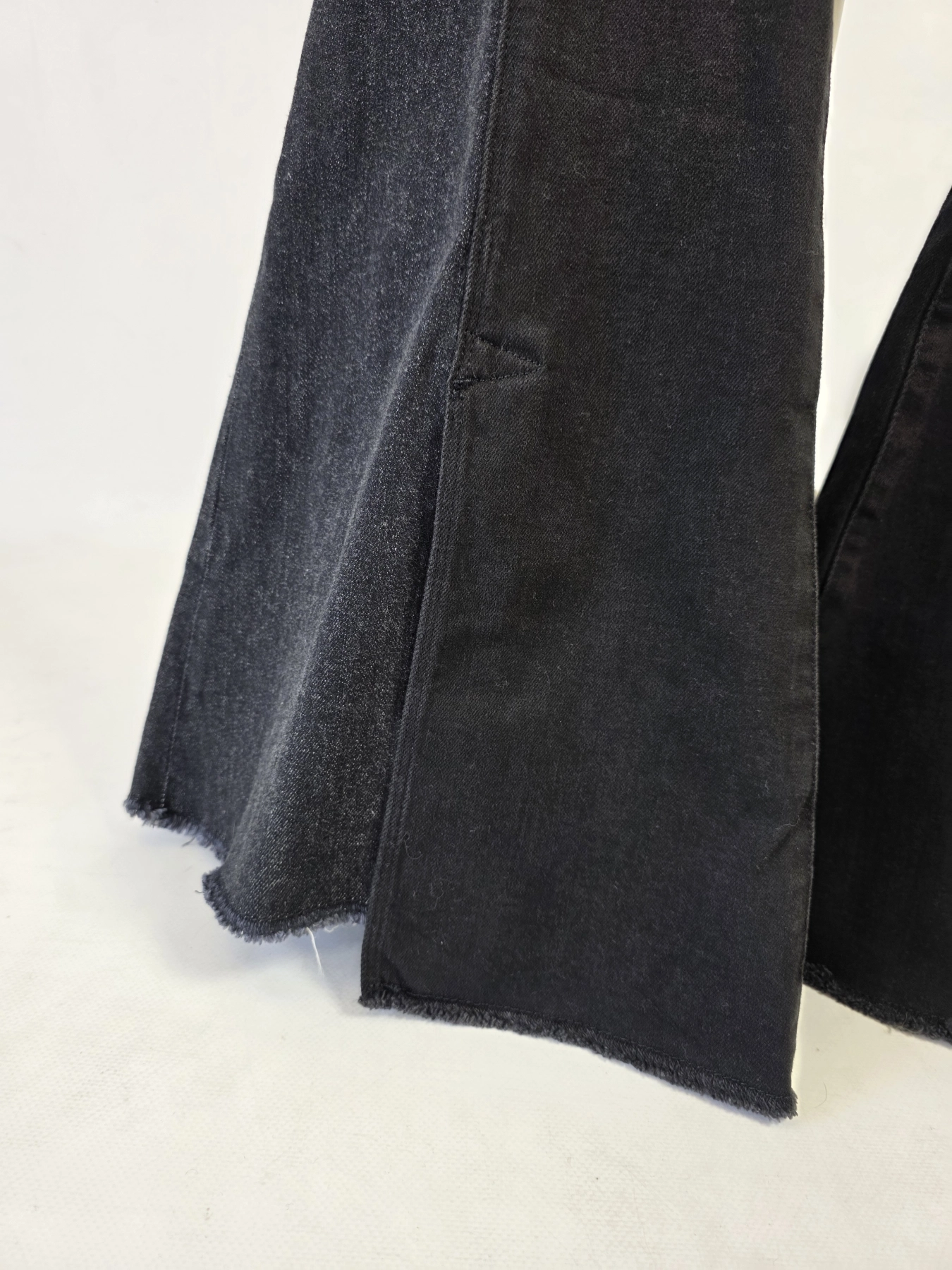 Damska stylizacja ze spodniami dzwonami Salsa Jeans, brązowym topem oraz koszulą w kratkę MOUS to idealny zestaw w stylu retro na co dzień