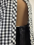Damska stylizacja ze spodniami dzwonami Salsa Jeans, brązowym topem oraz koszulą w kratkę MOUS to idealny zestaw w stylu retro na co dzień