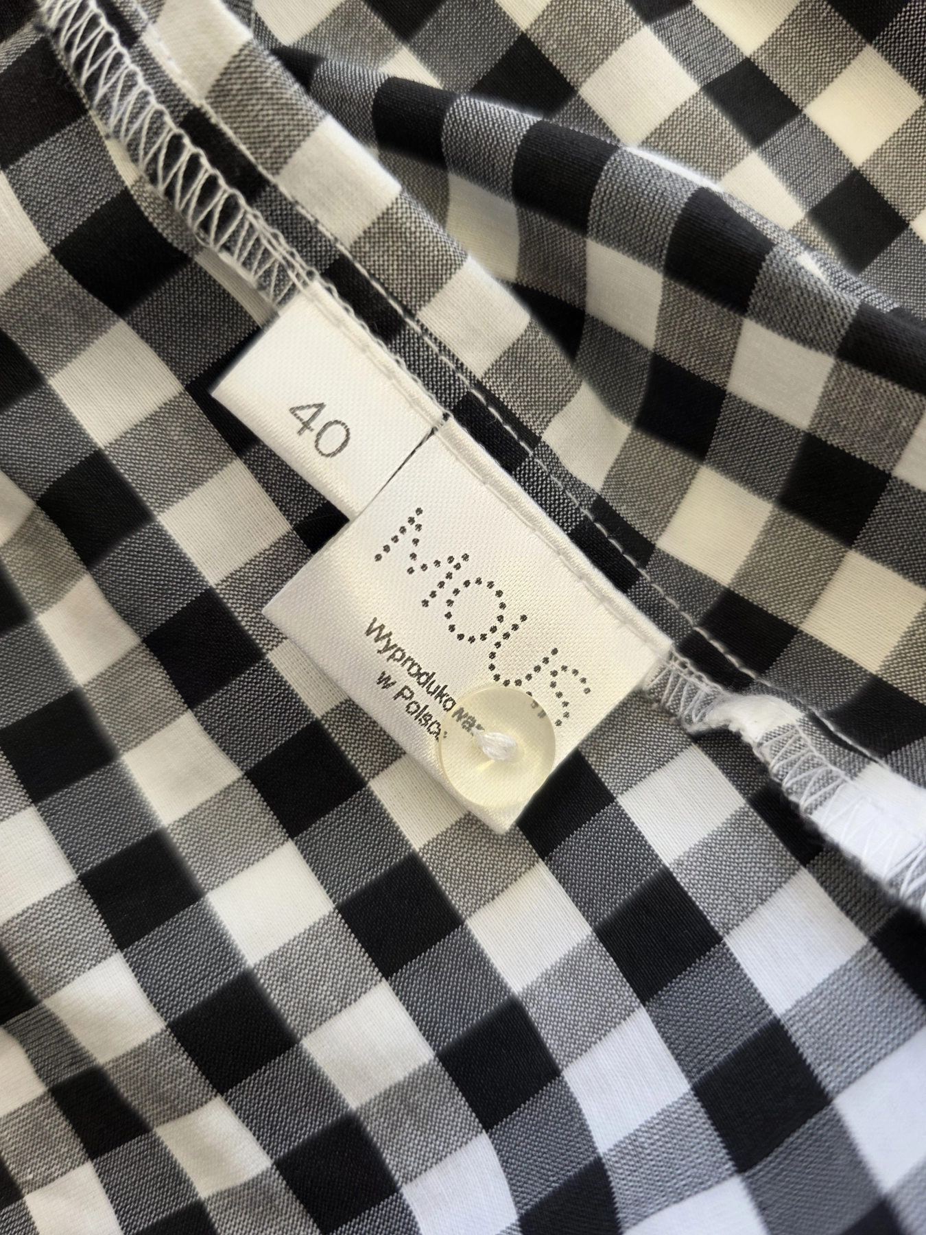 Damska stylizacja ze spodniami dzwonami Salsa Jeans, brązowym topem oraz koszulą w kratkę MOUS to idealny zestaw w stylu retro na co dzień
