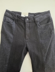Damska stylizacja ze spodniami dzwonami Salsa Jeans, brązowym topem oraz koszulą w kratkę MOUS to idealny zestaw w stylu retro na co dzień