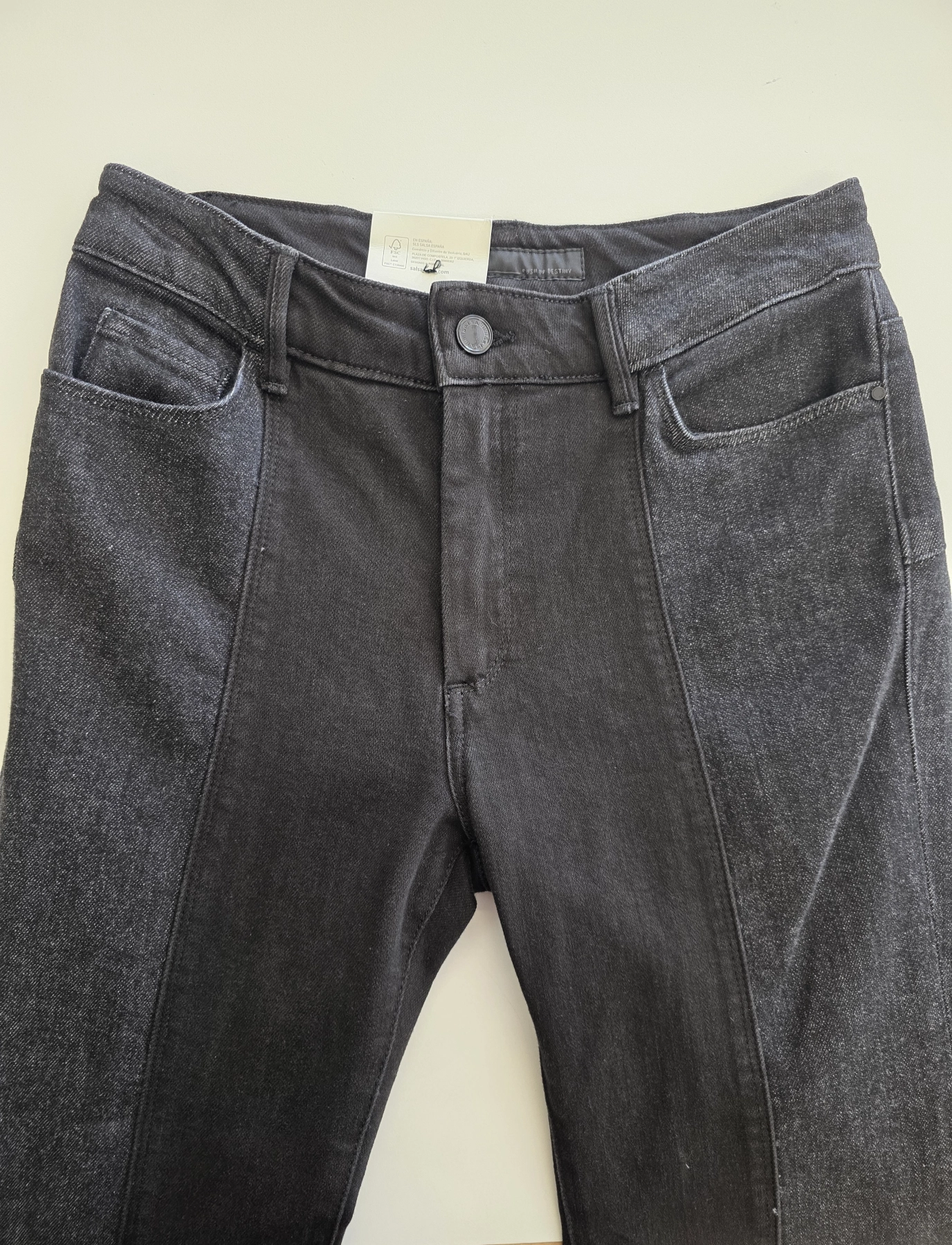 Damska stylizacja ze spodniami dzwonami Salsa Jeans, brązowym topem oraz koszulą w kratkę MOUS to idealny zestaw w stylu retro na co dzień