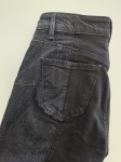 Damska stylizacja ze spodniami dzwonami Salsa Jeans, brązowym topem oraz koszulą w kratkę MOUS to idealny zestaw w stylu retro na co dzień