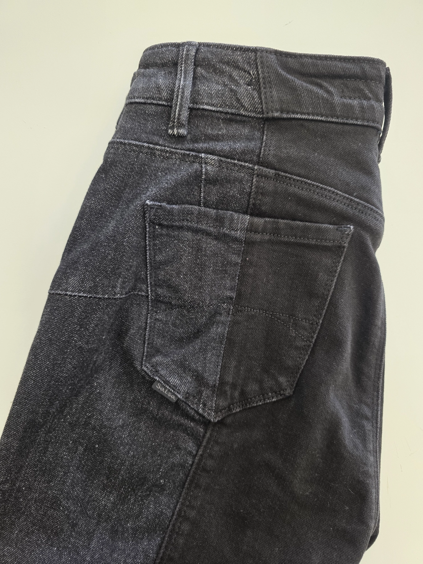 Damska stylizacja ze spodniami dzwonami Salsa Jeans, brązowym topem oraz koszulą w kratkę MOUS to idealny zestaw w stylu retro na co dzień