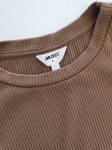 Damska stylizacja ze spodniami dzwonami Salsa Jeans, brązowym topem oraz koszulą w kratkę MOUS to idealny zestaw w stylu retro na co dzień