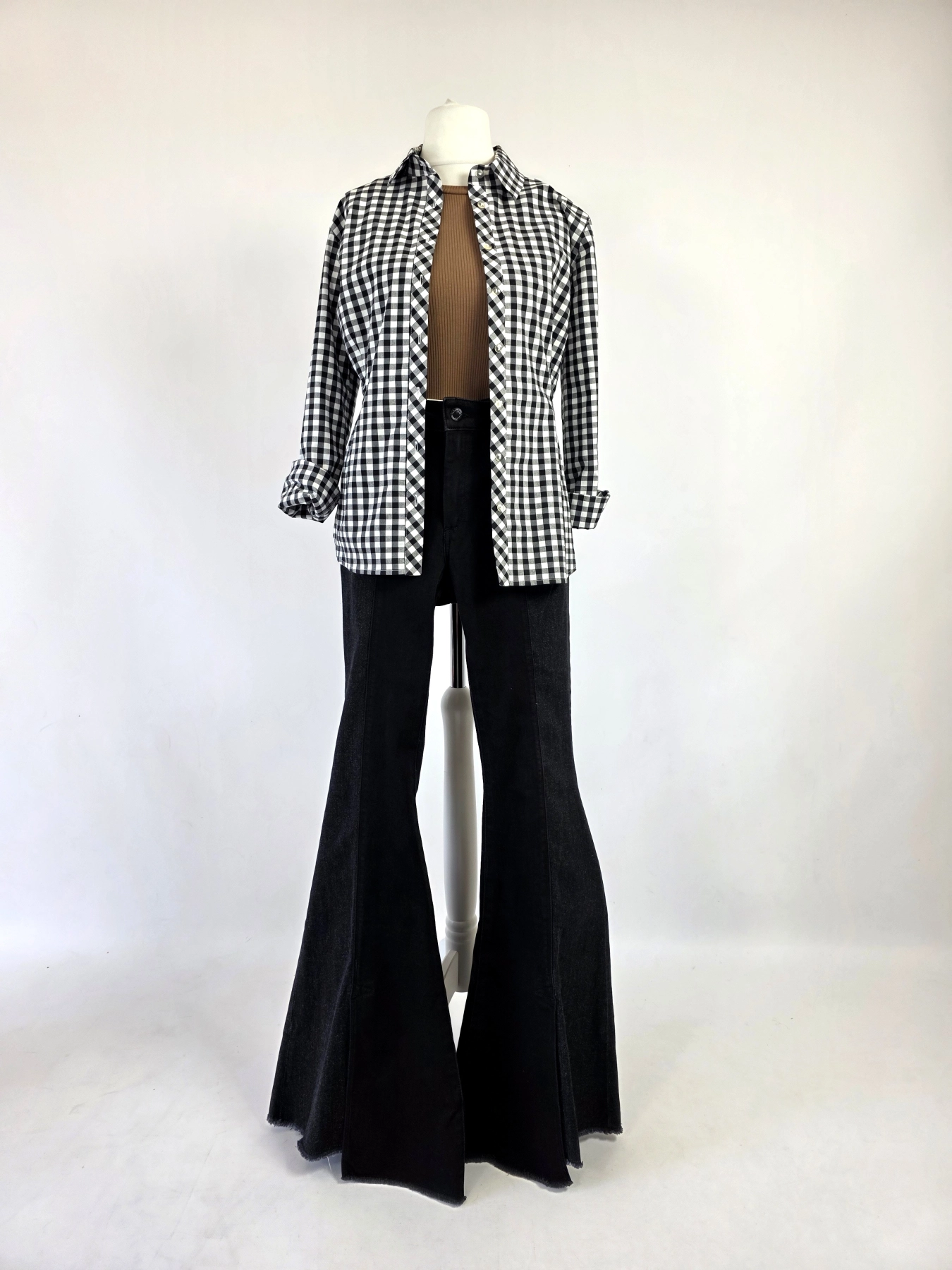 Damska stylizacja ze spodniami dzwonami Salsa Jeans, brązowym topem oraz koszulą w kratkę MOUS to idealny zestaw w stylu retro na co dzień