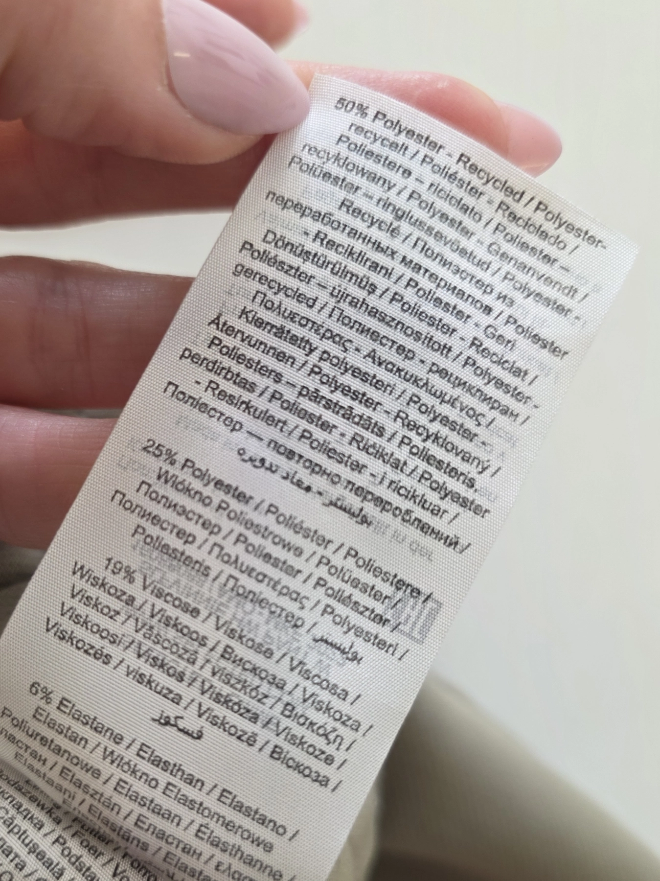 Stylowy komplet damski składający się z czarnej bluzki Simple, luźnego swetra Carla F. oraz eleganckich spodni Selected/Femme z wysokim stanem