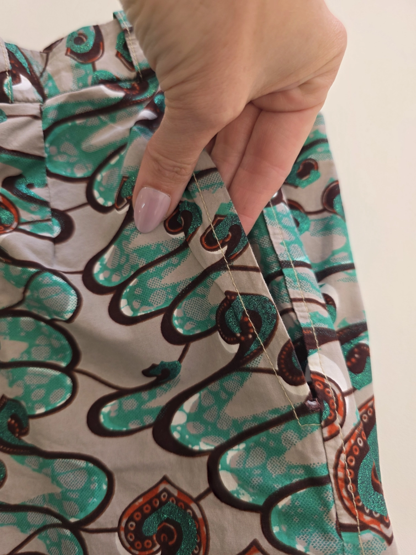 Kobieca stylizacja premium łącząca czarną marynarkę Bershka, beżową bluzkę MNG oraz wzorzyste spodnie z wysokim stanem