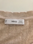 Kobieca stylizacja premium łącząca czarną marynarkę Bershka, beżową bluzkę MNG oraz wzorzyste spodnie z wysokim stanem