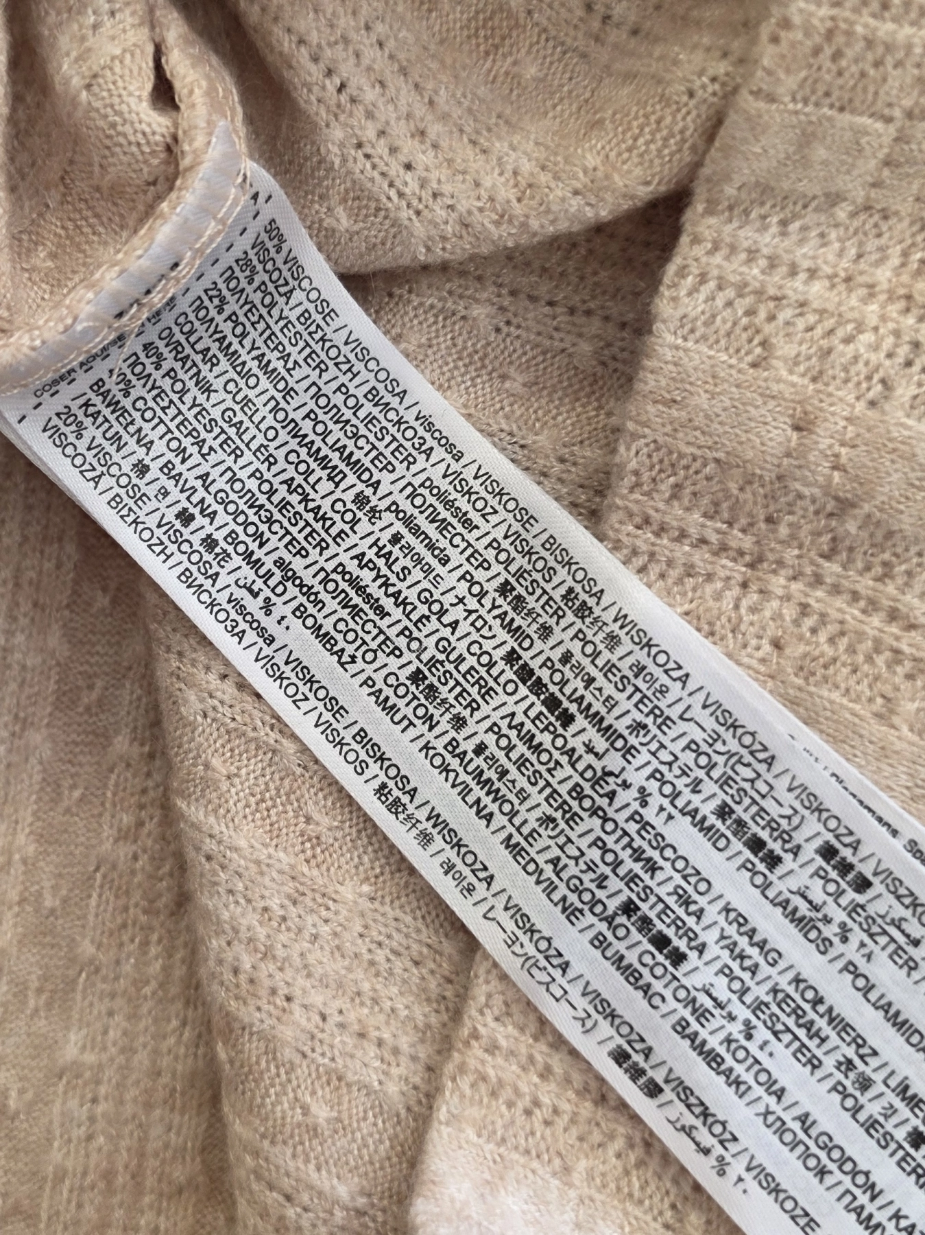 Kobieca stylizacja premium łącząca czarną marynarkę Bershka, beżową bluzkę MNG oraz wzorzyste spodnie z wysokim stanem