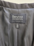 Kobieca stylizacja premium łącząca czarną marynarkę Bershka, beżową bluzkę MNG oraz wzorzyste spodnie z wysokim stanem