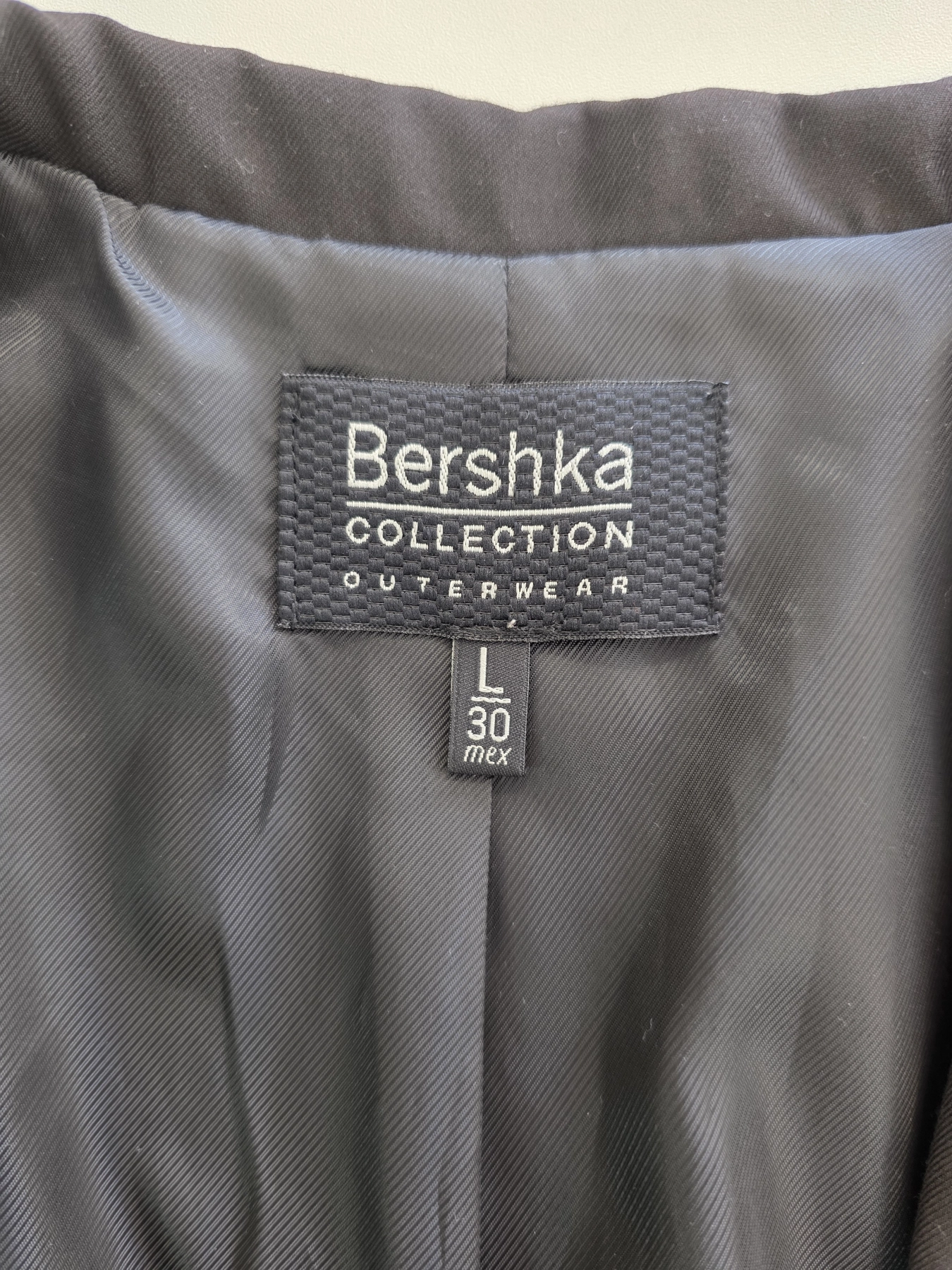 Kobieca stylizacja premium łącząca czarną marynarkę Bershka, beżową bluzkę MNG oraz wzorzyste spodnie z wysokim stanem