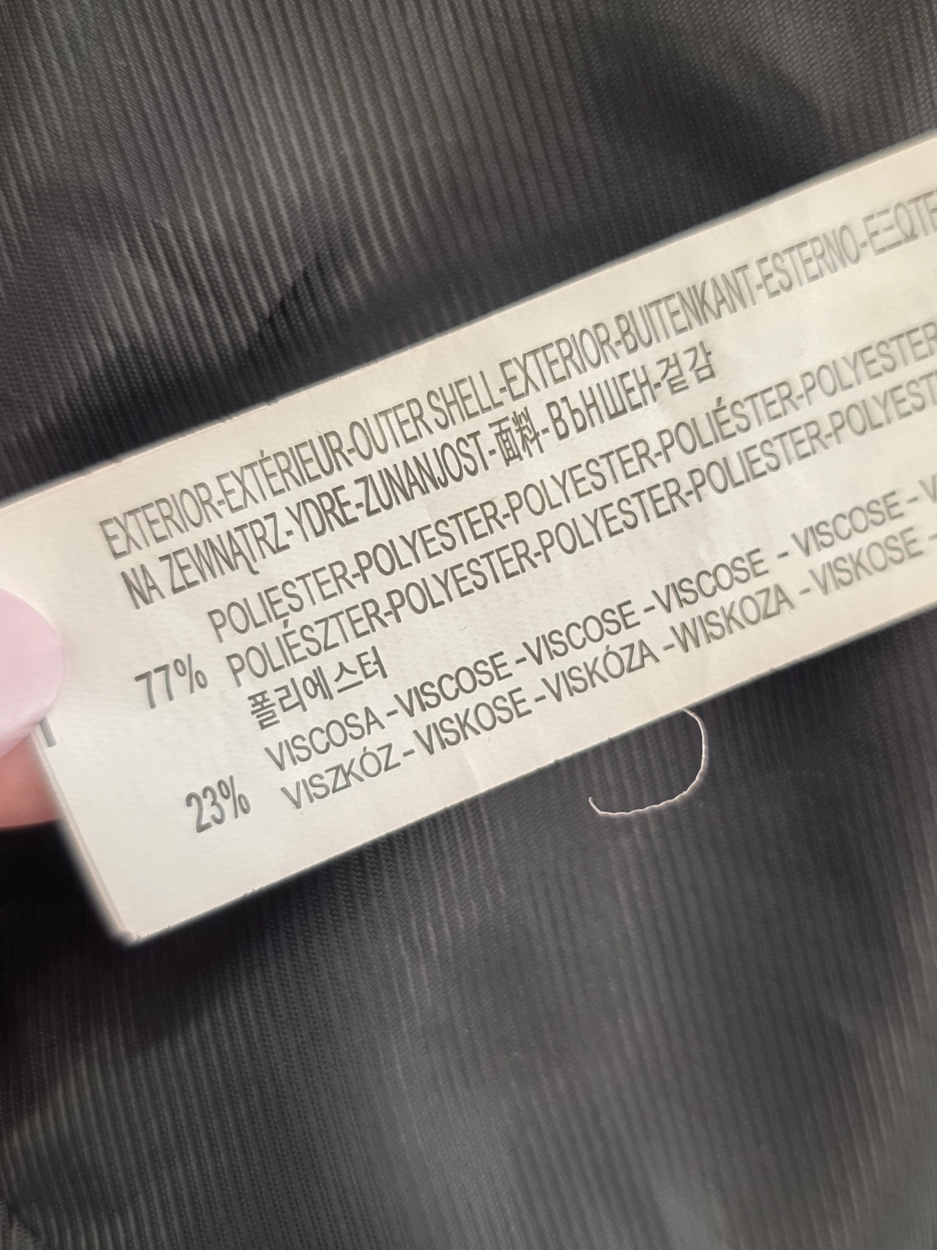 Kobieca stylizacja premium łącząca czarną marynarkę Bershka, beżową bluzkę MNG oraz wzorzyste spodnie z wysokim stanem