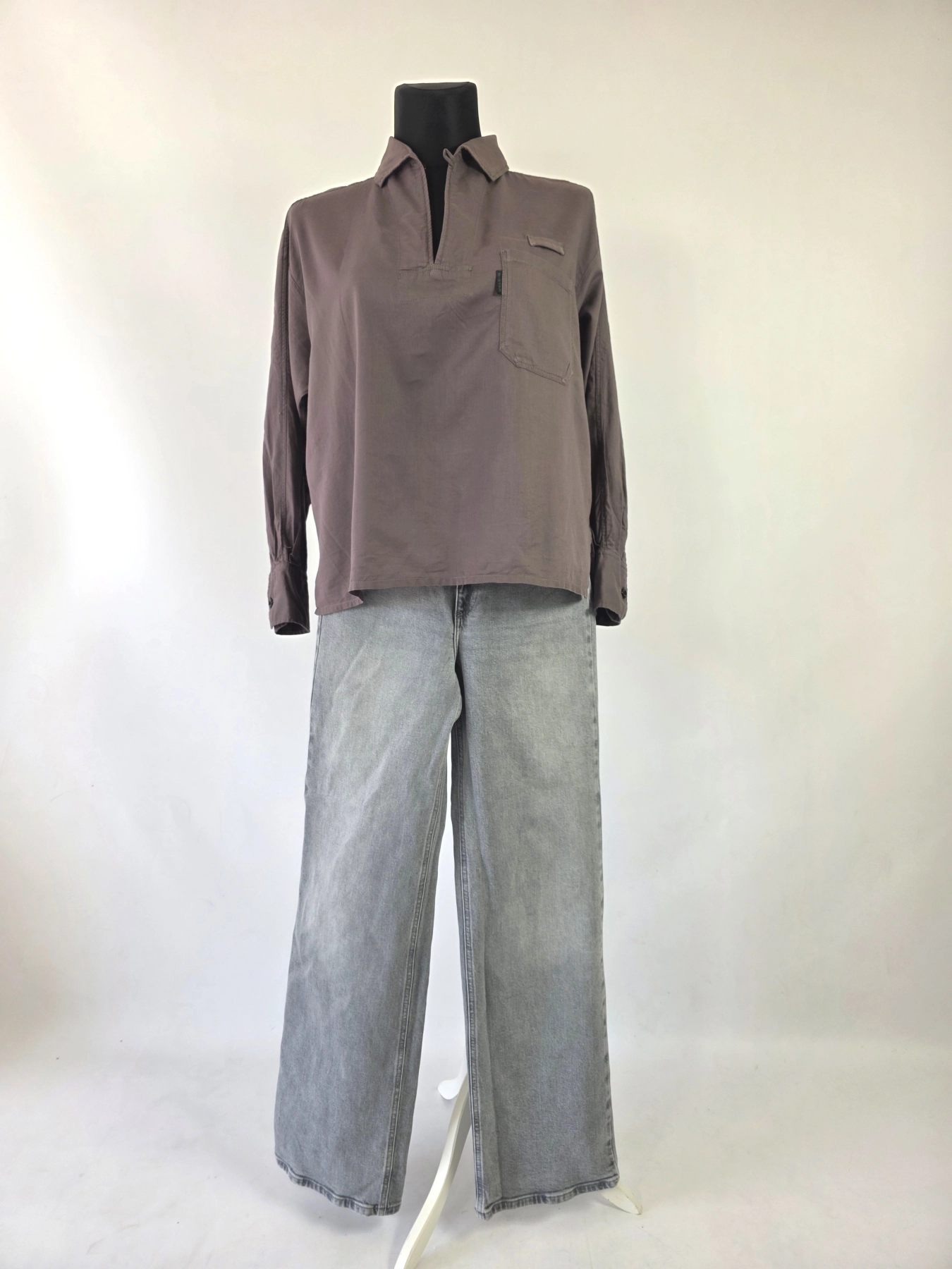 Damski komplet casualowy składający się z luźnej bluzki G-Star RAW oraz szarych jeansów wide leg marki ONLY