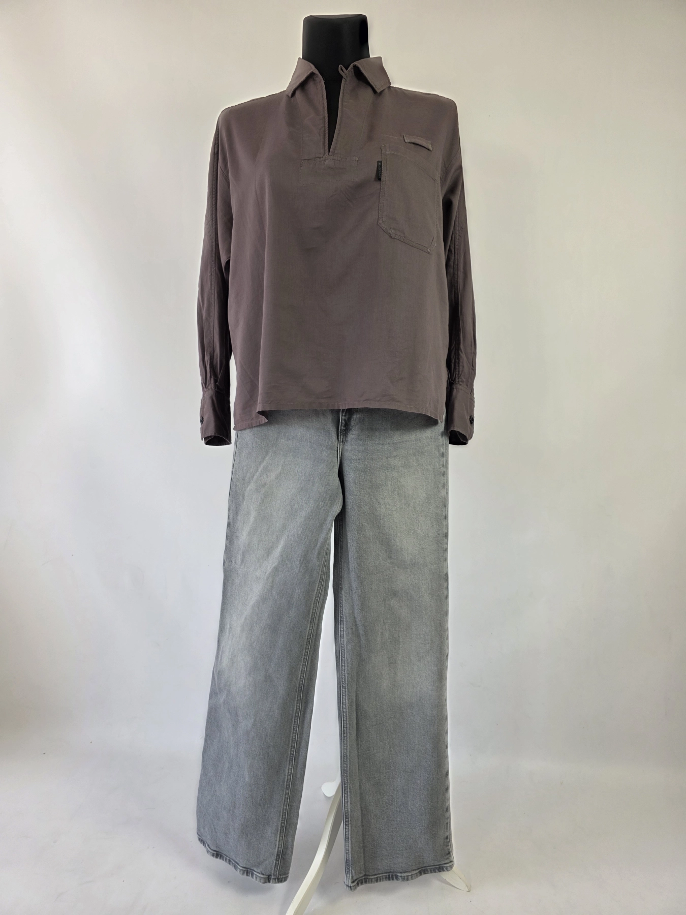 Damski komplet casualowy składający się z luźnej bluzki G-Star RAW oraz szarych jeansów wide leg marki ONLY