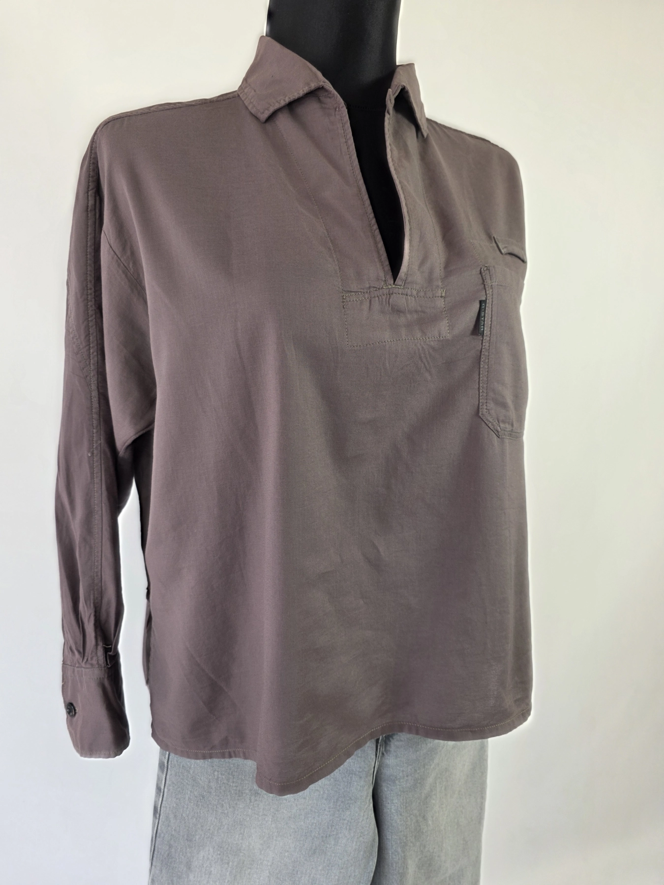 Damski komplet casualowy składający się z luźnej bluzki G-Star RAW oraz szarych jeansów wide leg marki ONLY