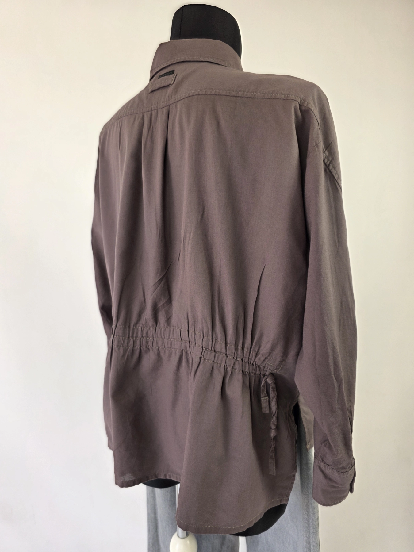 Damski komplet casualowy składający się z luźnej bluzki G-Star RAW oraz szarych jeansów wide leg marki ONLY