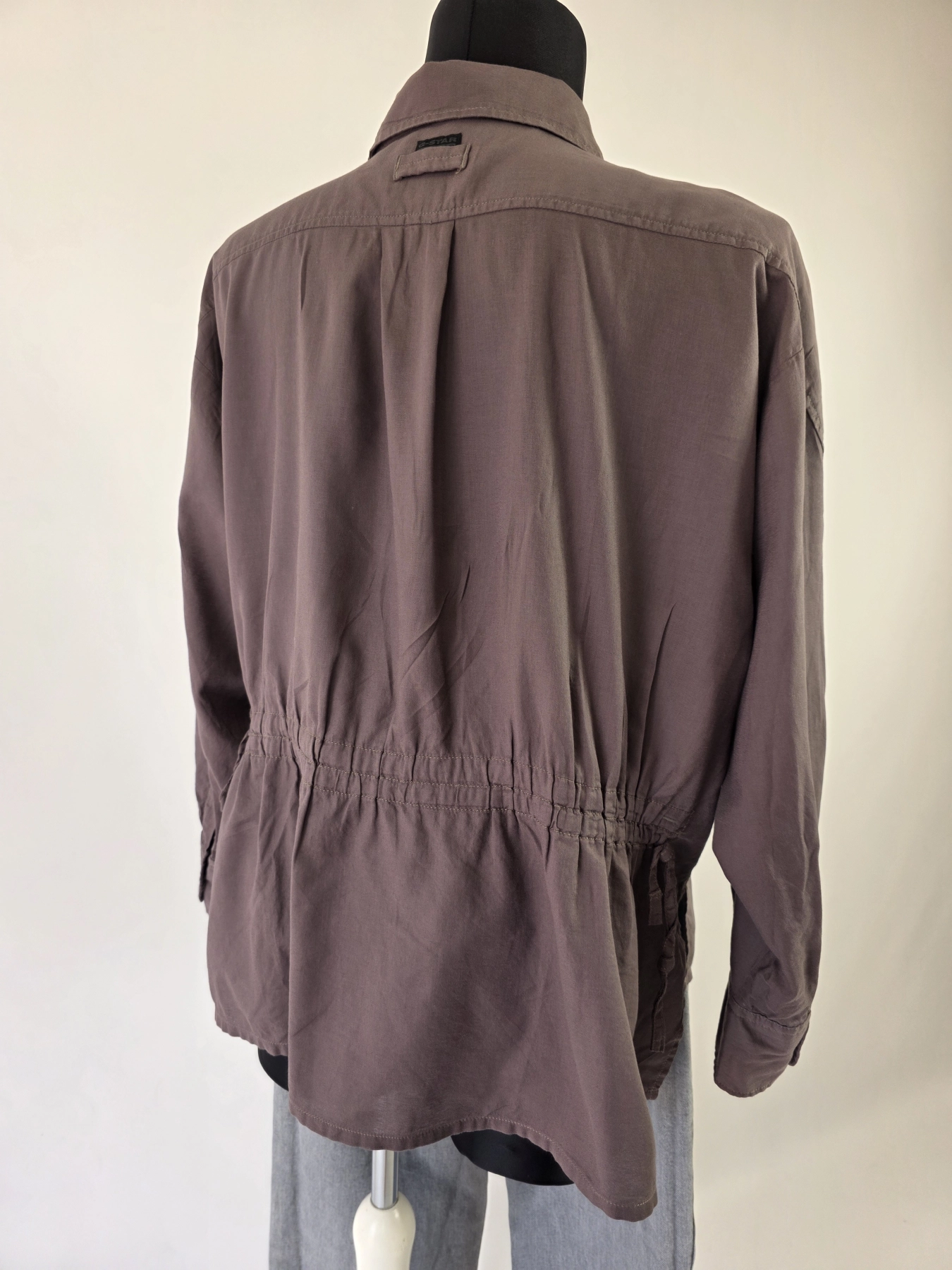 Damski komplet casualowy składający się z luźnej bluzki G-Star RAW oraz szarych jeansów wide leg marki ONLY