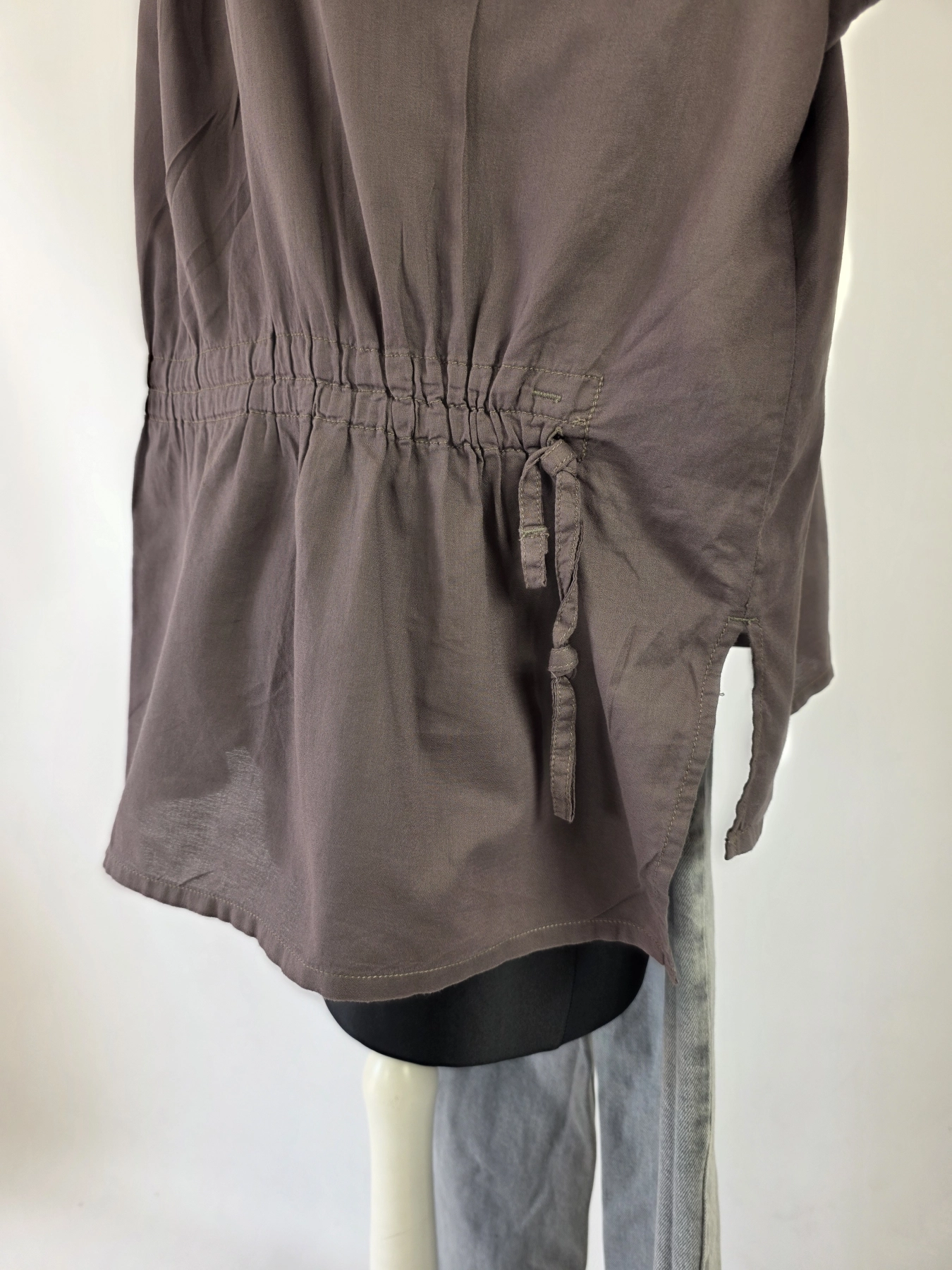 Damski komplet casualowy składający się z luźnej bluzki G-Star RAW oraz szarych jeansów wide leg marki ONLY