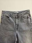 Damski komplet casualowy składający się z luźnej bluzki G-Star RAW oraz szarych jeansów wide leg marki ONLY