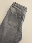 Damski komplet casualowy składający się z luźnej bluzki G-Star RAW oraz szarych jeansów wide leg marki ONLY