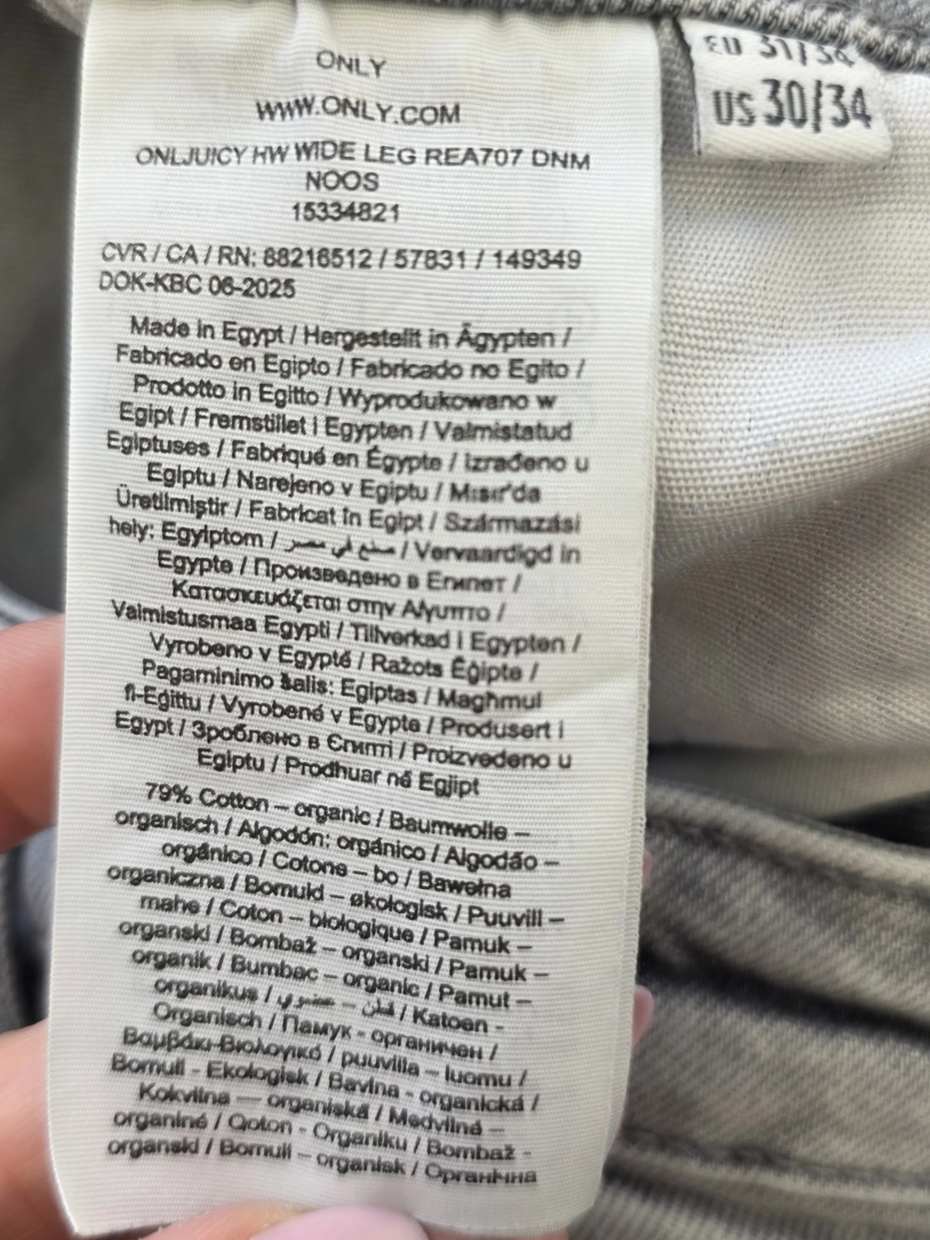 Damski komplet casualowy składający się z luźnej bluzki G-Star RAW oraz szarych jeansów wide leg marki ONLY