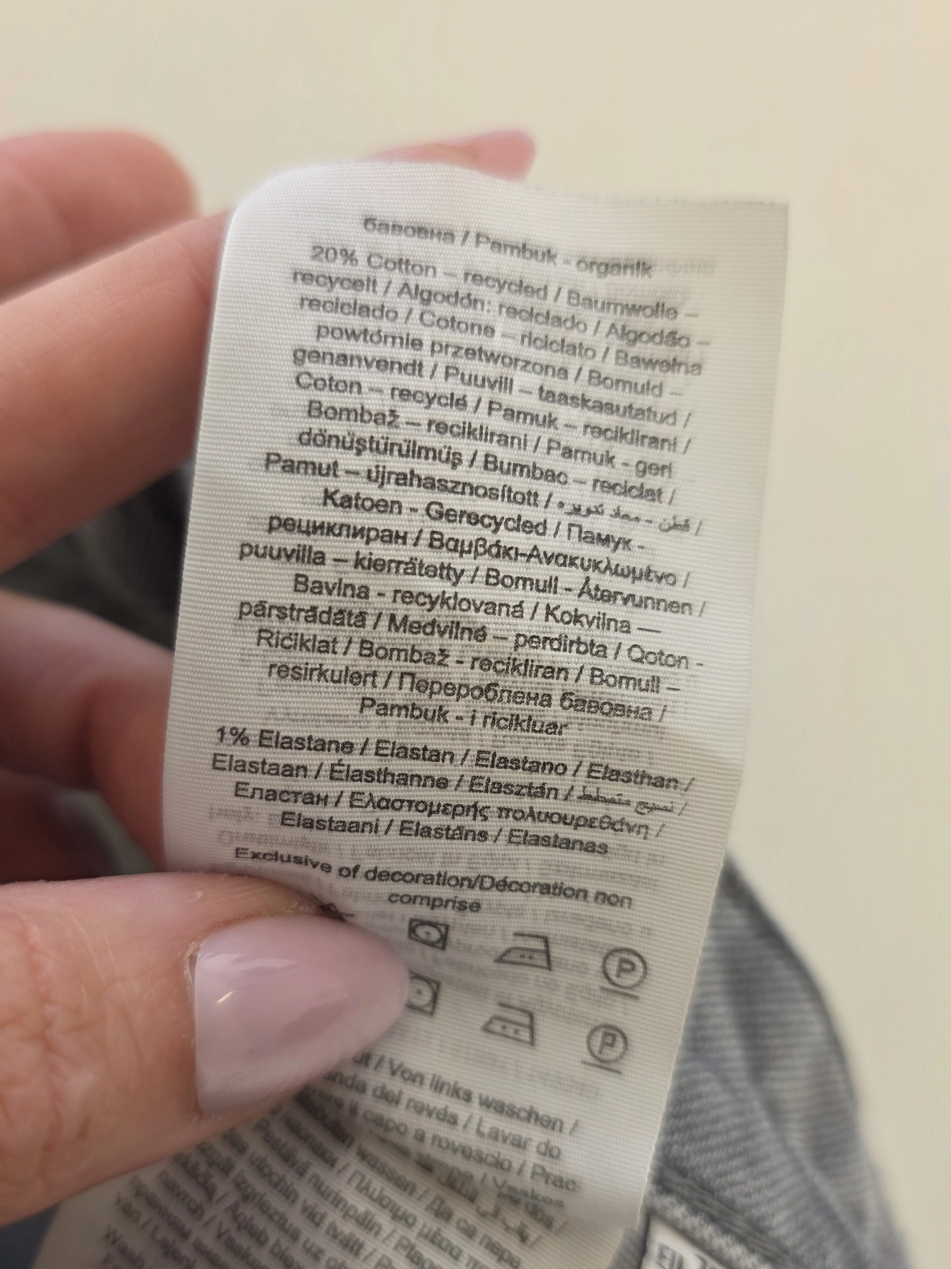 Damski komplet casualowy składający się z luźnej bluzki G-Star RAW oraz szarych jeansów wide leg marki ONLY
