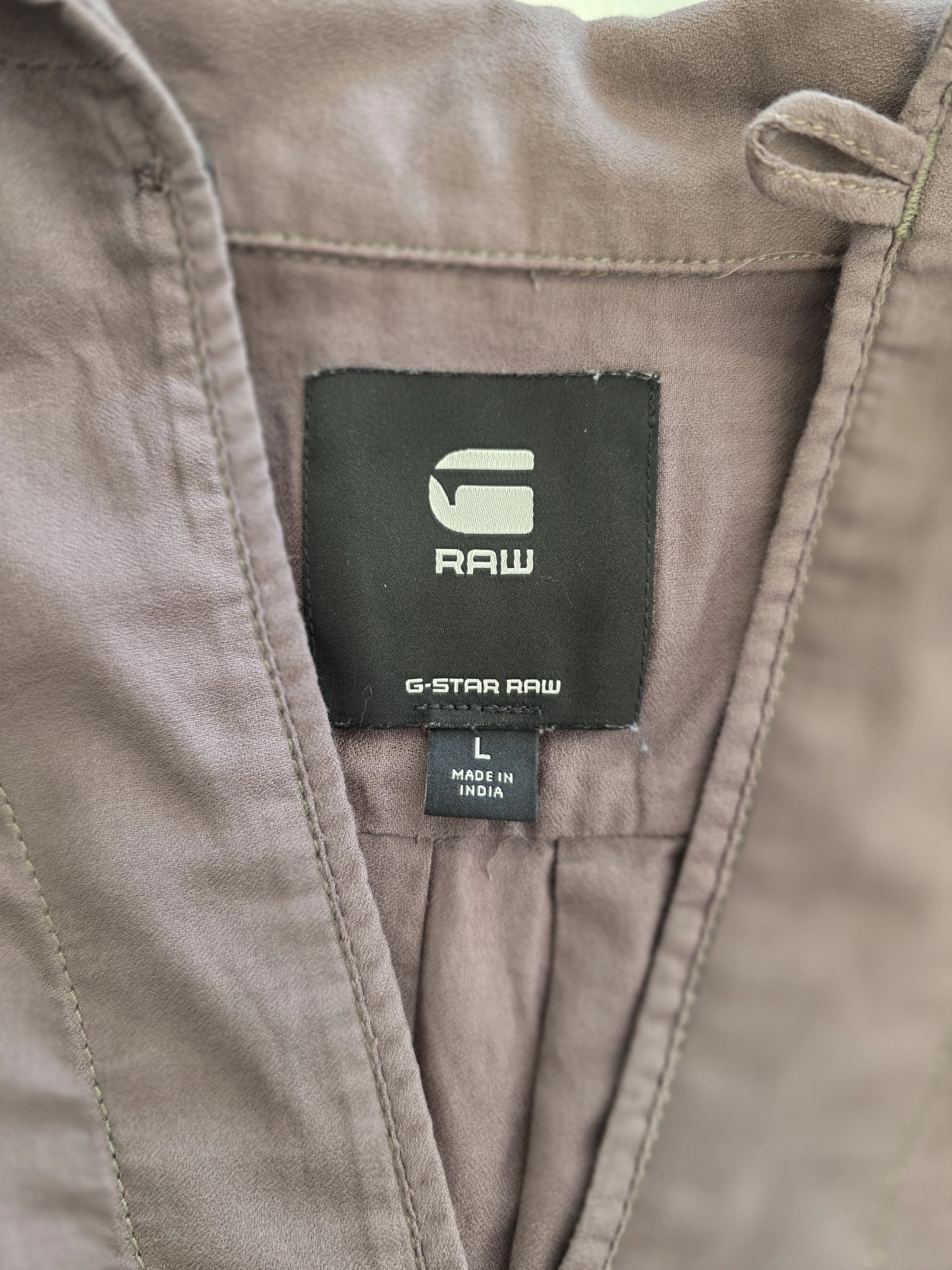 Damski komplet casualowy składający się z luźnej bluzki G-Star RAW oraz szarych jeansów wide leg marki ONLY