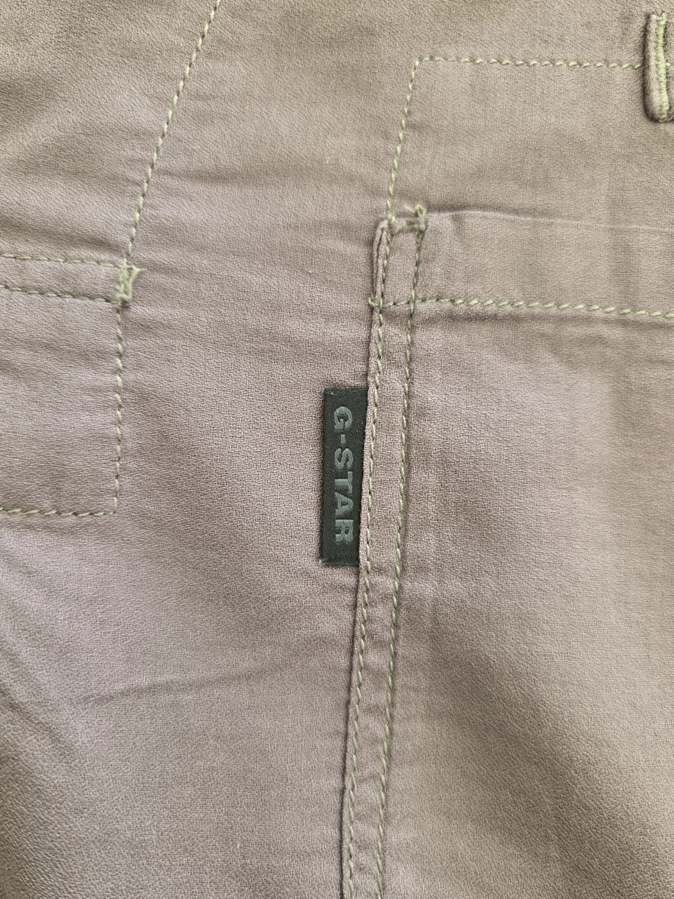 Damski komplet casualowy składający się z luźnej bluzki G-Star RAW oraz szarych jeansów wide leg marki ONLY
