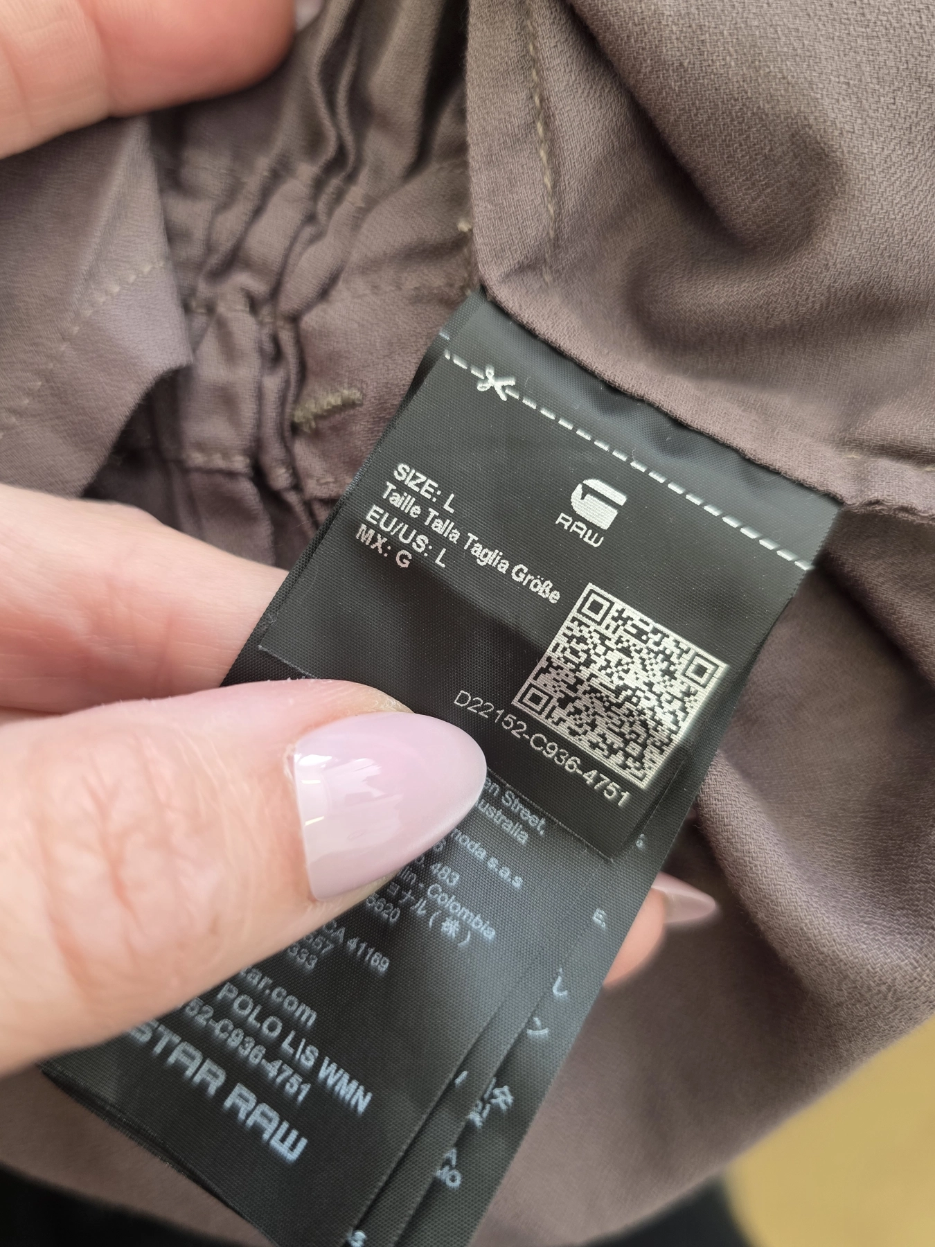 Damski komplet casualowy składający się z luźnej bluzki G-Star RAW oraz szarych jeansów wide leg marki ONLY