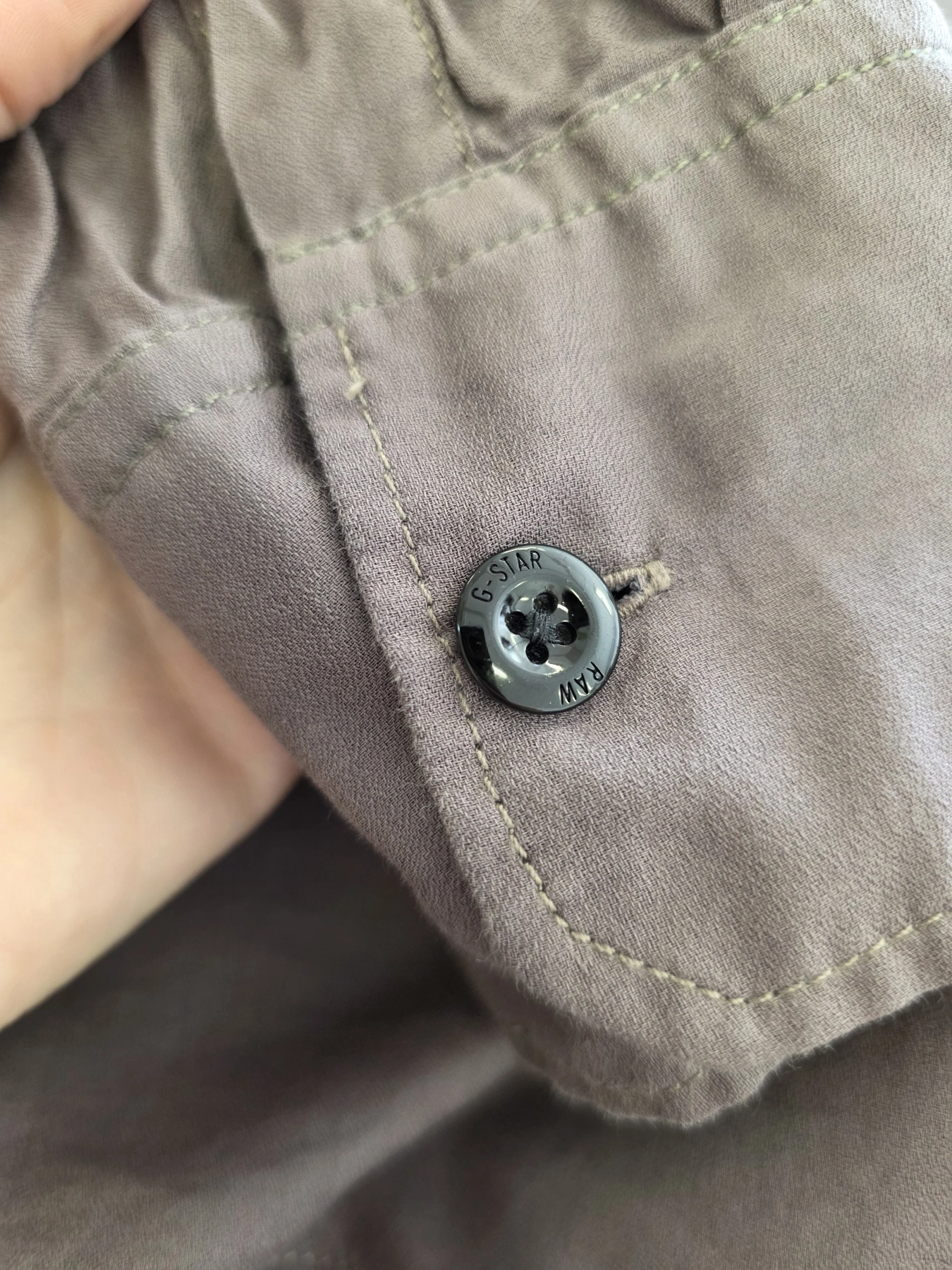 Damski komplet casualowy składający się z luźnej bluzki G-Star RAW oraz szarych jeansów wide leg marki ONLY
