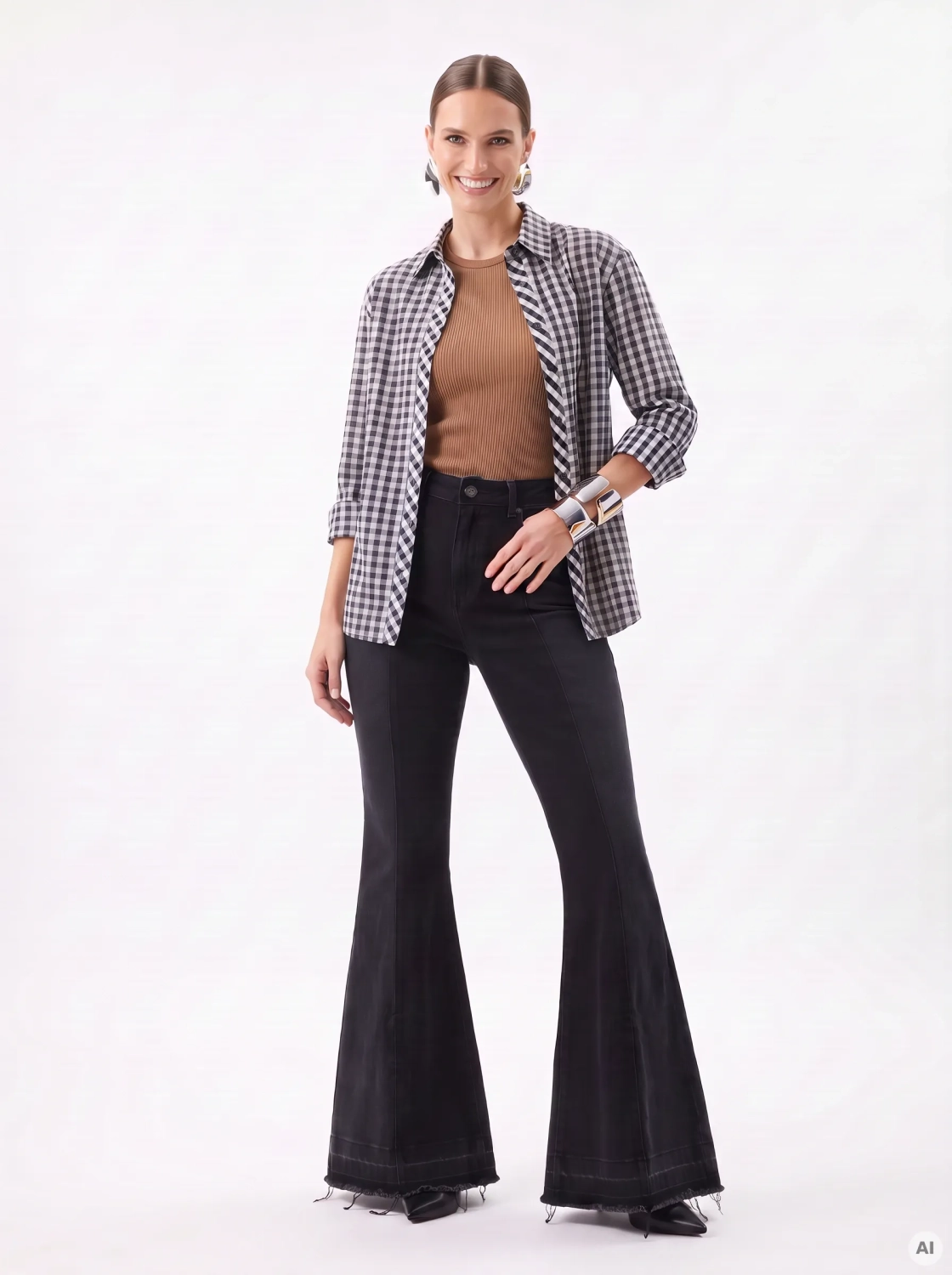 Damska stylizacja ze spodniami dzwonami Salsa Jeans, brązowym topem oraz koszulą w kratkę MOUS to idealny zestaw w stylu retro na co dzień