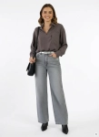 Damski komplet casualowy składający się z luźnej bluzki G-Star RAW oraz szarych jeansów wide leg marki ONLY