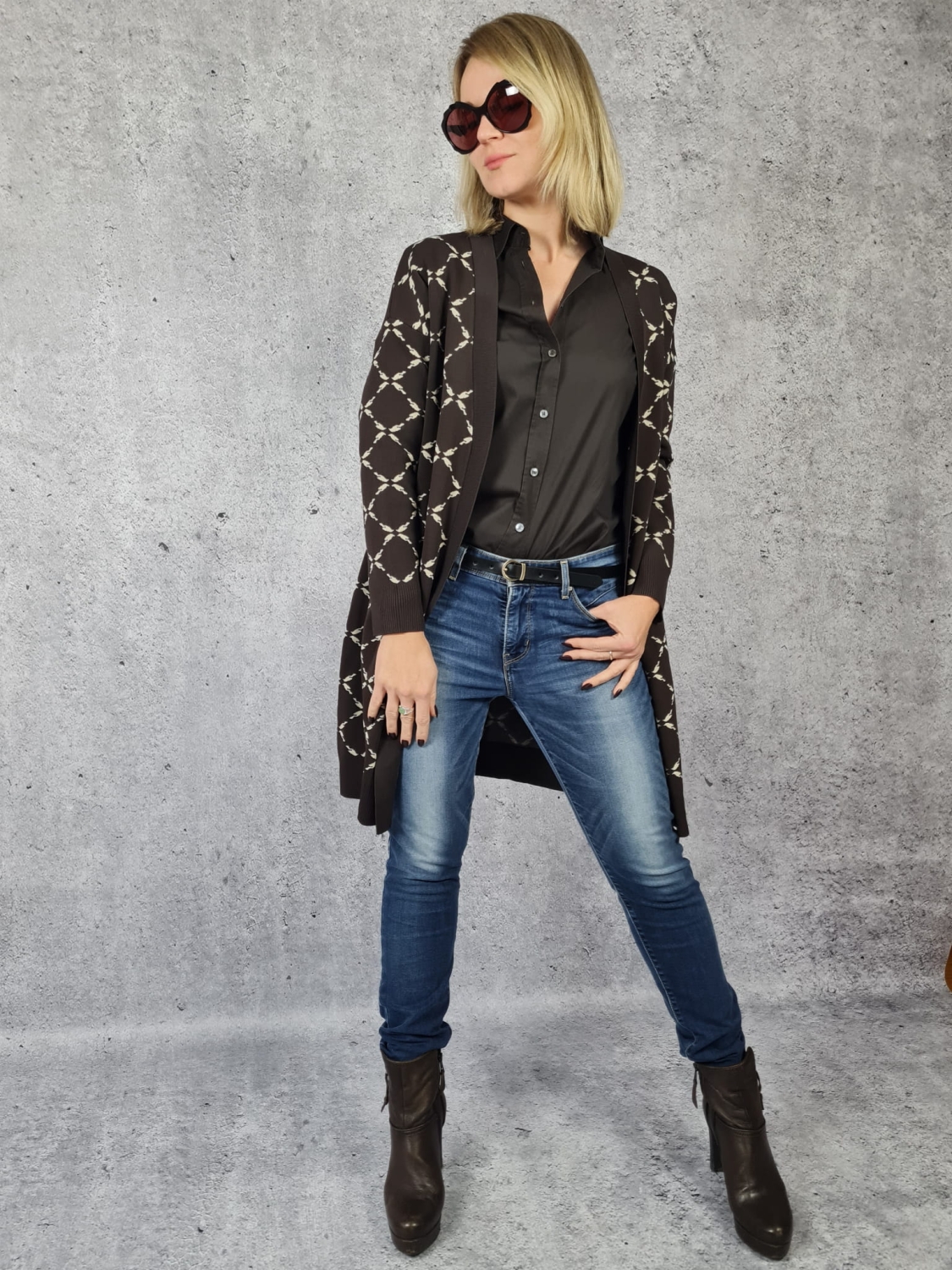 Kardigan Ochnik w zestawie z koszulą Marc O'Polo i spodniami Levi's