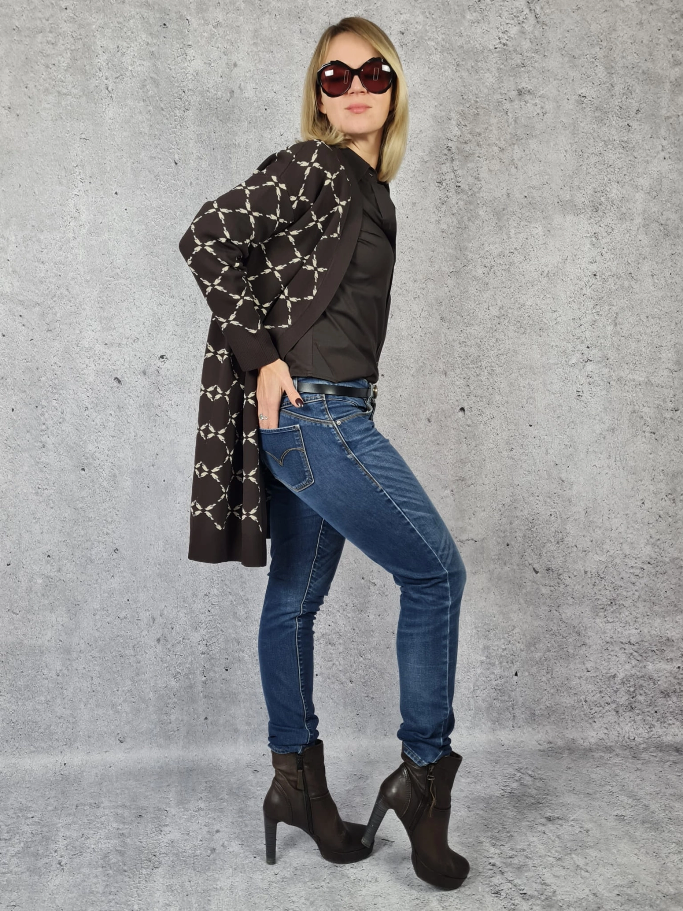 Kardigan Ochnik w zestawie z koszulą Marc O'Polo i spodniami Levi's