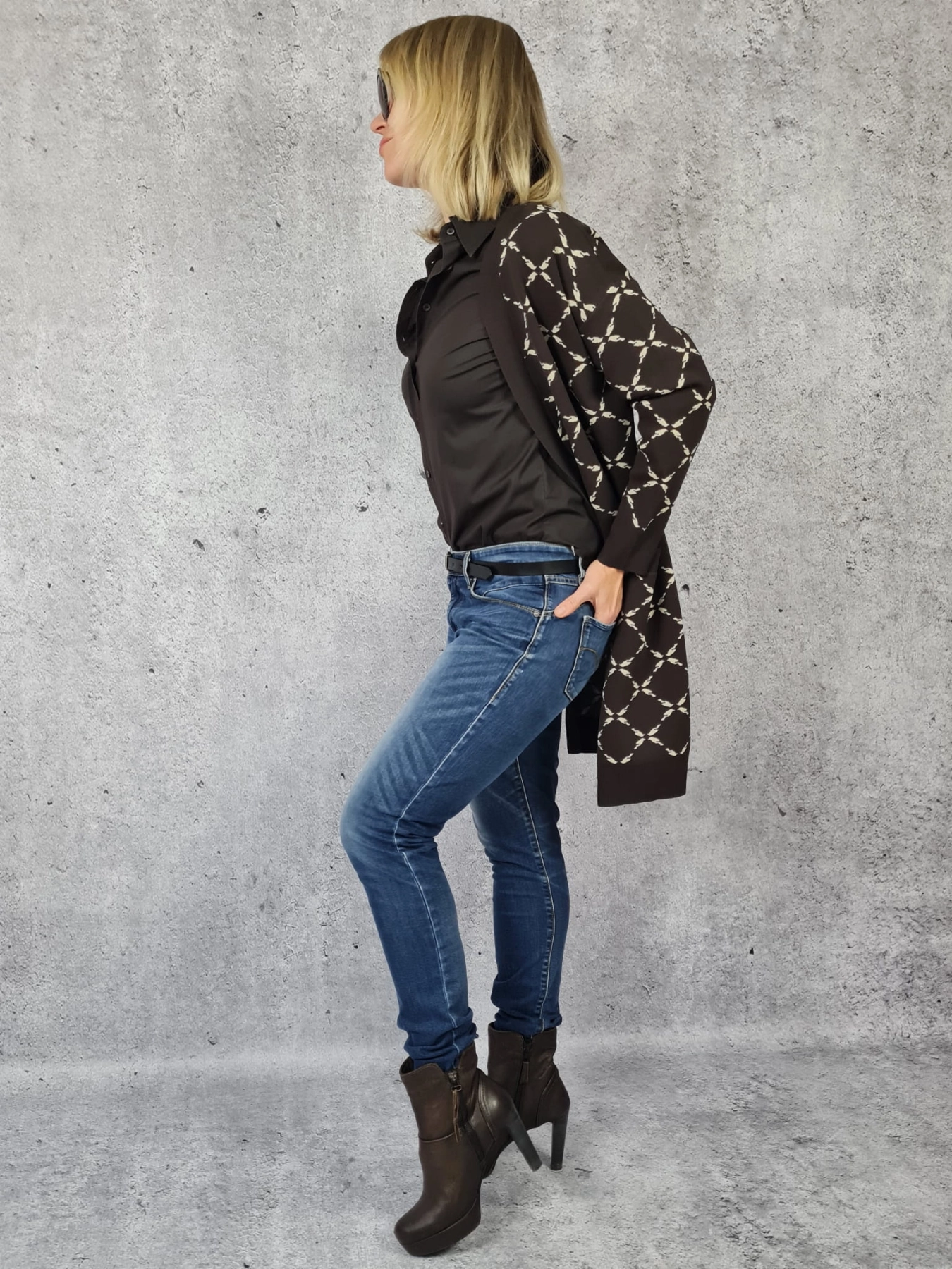 Kardigan Ochnik w zestawie z koszulą Marc O'Polo i spodniami Levi's