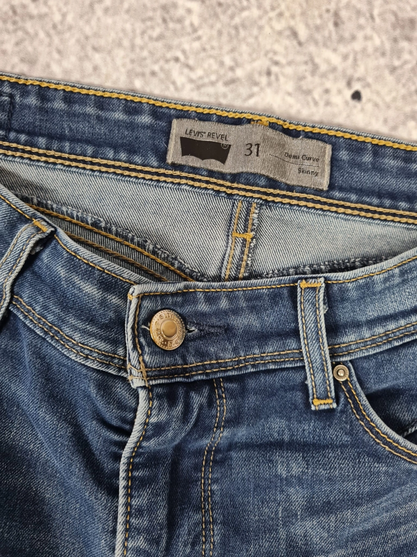 Kardigan Ochnik w zestawie z koszulą Marc O'Polo i spodniami Levi's